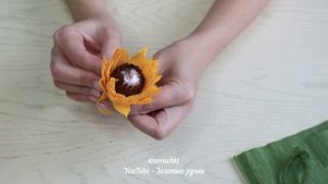 ПОДСОЛНУХ из гофрированной бумаги с конфетой / мастер-класс