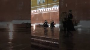 Смена караула у вечного огня в Москве, ночь