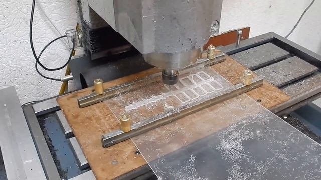 Нарезка плоских деталей из пластика