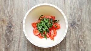 Салат из помидоров с базиликом и медом
