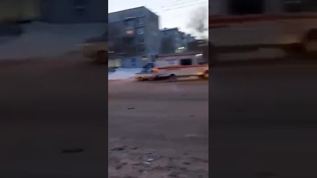 Автомобиль вылетел с дороги в Кемерове смотреть онлайн