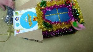 Новогодний домик из конфет и картонной коробки от игрушек | Новогодние  подарки своими руками