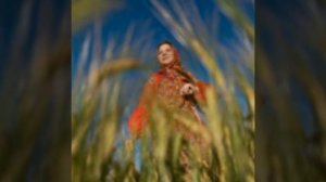 Умывает красно солнышко руки теплые в росе.