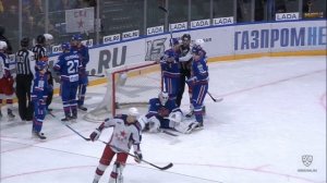 Ожиганов страхует вратаря / Ozhiganov backs up the goalie with his skate