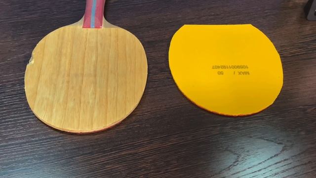 Как наклеить накладку на ракетку для настольного тенниса? Клею накладку на водный клей! смотреть онлайн