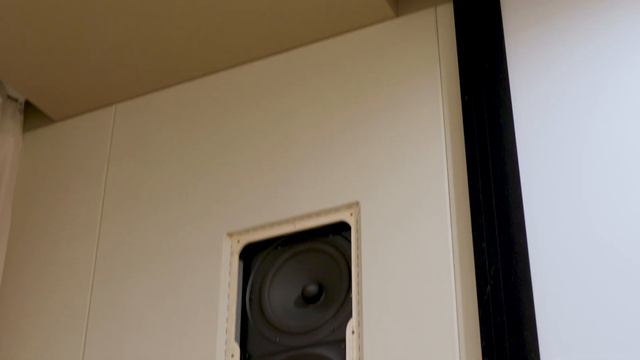 Мечта киномана: домашний киноконцертный зал с большим экраном, мощным звуком и даже сценой