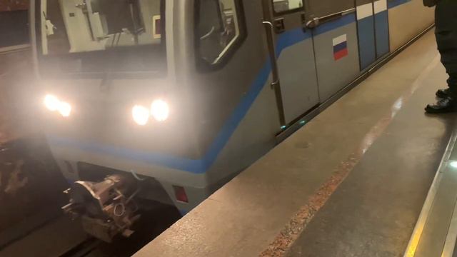 Поезд метро прибывает на ст электрозаводская