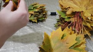 Букет из кленовых листьев. Цветы из кленовых листьев. Осенний букет. осенние поделки в садик.