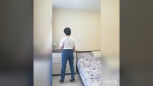 Примерка брюк из джинсовой ткани.
