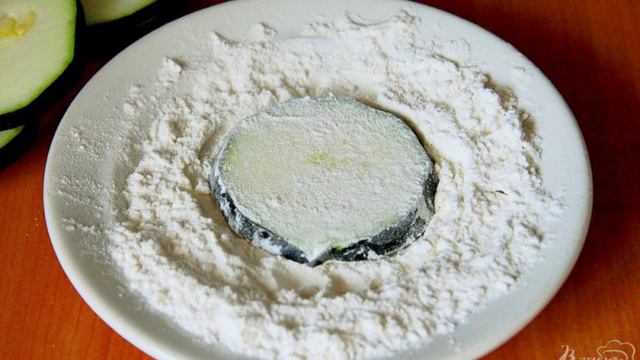 Жареные кабачки с помидорами и чесночным соусом