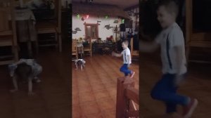 Танцы доча 3 года дядя её 6 лет учиться стараться подражает. Танцы музыка )