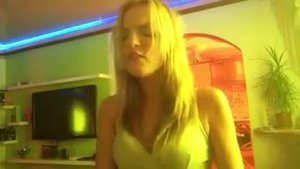 Марина Орлова поёт песню в своей квартире в Москве 2014 год