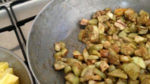 ЗАМОРАЖИВАЮ БАКЛАЖАНЫ  ГОТОВЛЮ РАГУ .