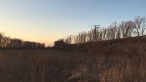 Паровоз Л-3108 с пригородным поездом пыхтит, дымит и гудит