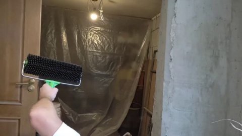 Самонивелир на практике. Пришлось заливать два раза. Надо три. #ремонт #старыйдом #пол