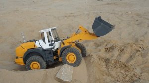 Фронтальный погрузчик сделаный в нашей мастерской в работе