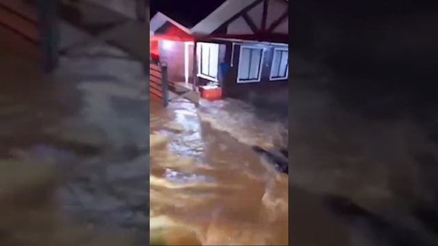 🇨🇱Вероятность «супертайфуна»: серия разрушительных наводнений продолжается вторые сутки в Чили