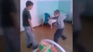 Угарное видео. Малой затеял драку с сими классником.