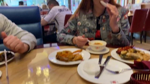 БЕЗЛИМИТНЫЕ морепродукты и мясо на гриле в Берлине/ Необычные места Берлина/ Безлимитный ресторан смотреть онлайн