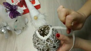 Гном новогодний. Конфетница - шар из ниток и клея ПВА