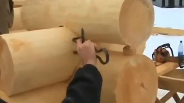 Бревенчатые срубы ручной рубки.