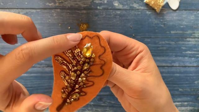 Осенние броши своими руками | как сделать брошь лист из бисера и бусин | beads brooch tutorial смотреть онлайн