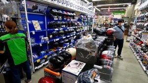 Магазин мотоциклов в Японии. Автомагазин.