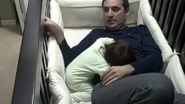Как папа укладывал дочку спать Смех до слез! смотреть онлайн