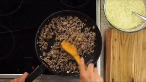 Чебурек из кабачка с фаршем и сыром.