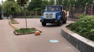 Спецтехника машина поливает цветы весна 2017 парк Отрадный Киев