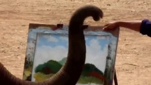 Слон рисует картину