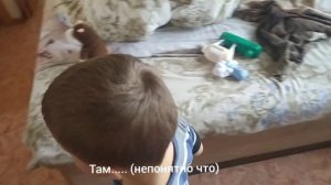 Ратислав разговаривает по "телефону"