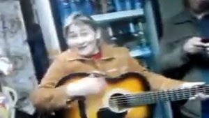 пьяная женщина поёт