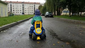 МАЛЫШ УПАЛ В ЛУЖУ | The kid rides on a typewriter