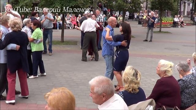 КАК ЗДОРОВО ПОТАНЦЕВАТЬ ВАЛЬС НА УЛИЦЕ!!! смотреть онлайн