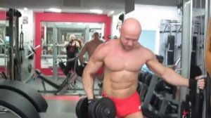 Качаем дельты. Упражнение отведения с гантелей 40 килограммов!