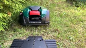 Робот газонокосилка Robomow RK1000. Интересная композиция работы робота на газонах.