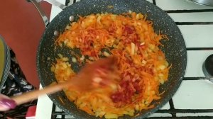 Курица тушёная в томате с фасолью. Сытно и вкусно.