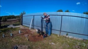 Бурили лунки в земле глубинной 1,1м  для фундамента на столбах