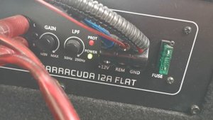Активный сабвуфер DL Audio Barracuda 12A Flat в Nissan Qashqai (J10)