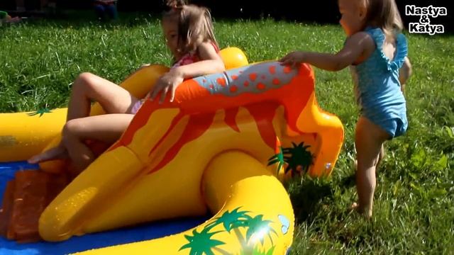 Детский ИГРОВОЙ БАССЕЙН с ГОРКОЙ КУПАЕМСЯ ИГРАЕМ Распаковка ИГРЫ для детей Unboxing kids смотреть онлайн