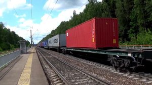 Тепловоз 2М62У-0016 и электровоз ВЛ10У-171 с контейнерным поездом и приветливым машинистом