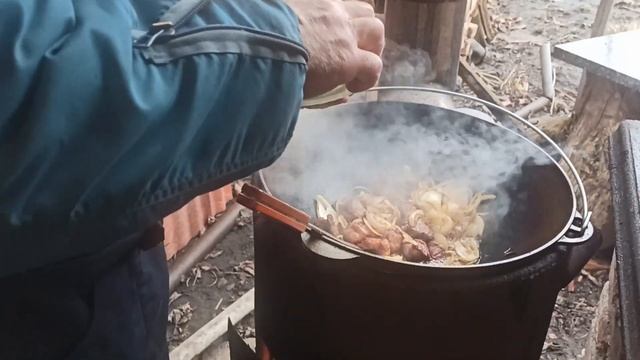 КАША ПЕРЛОВАЯ СО СВИНИНОЙ В КАЗАНЕ НА КОСТРЕ ПЛОВ ИЗ ПЕРЛОВКИ #130