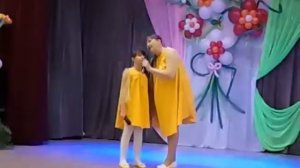 Песня на 8 марта - дуэт мамы и дочки.