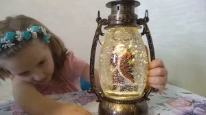 ОБЗОР НОВОГОДНИЙ МУЗЫКАЛЬНЫЙ ФОНАРИК ДЕД МОРОЗ СО СНЕГОМ И USB КАБЕЛЕМ