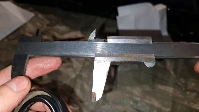 Распаковка сальника раздатки 90311-40007 на Toyota Hilux Surf KZN185 1KZ-TE смотреть онлайн