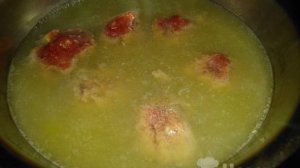 Говяжьи фрикадельки в бульоне с морковью и луком