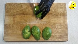 салат с рукколой креветками и авокадо
