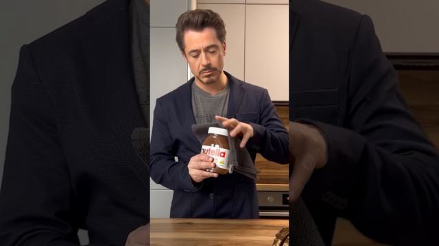 Железный человек открывает Nutella с помощью перчатки бесконечности