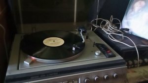 Слушаем панк-рок группу QUEEN , на виниловом проигрыватели Вега 109 пластинка мелодия СССР.mp4